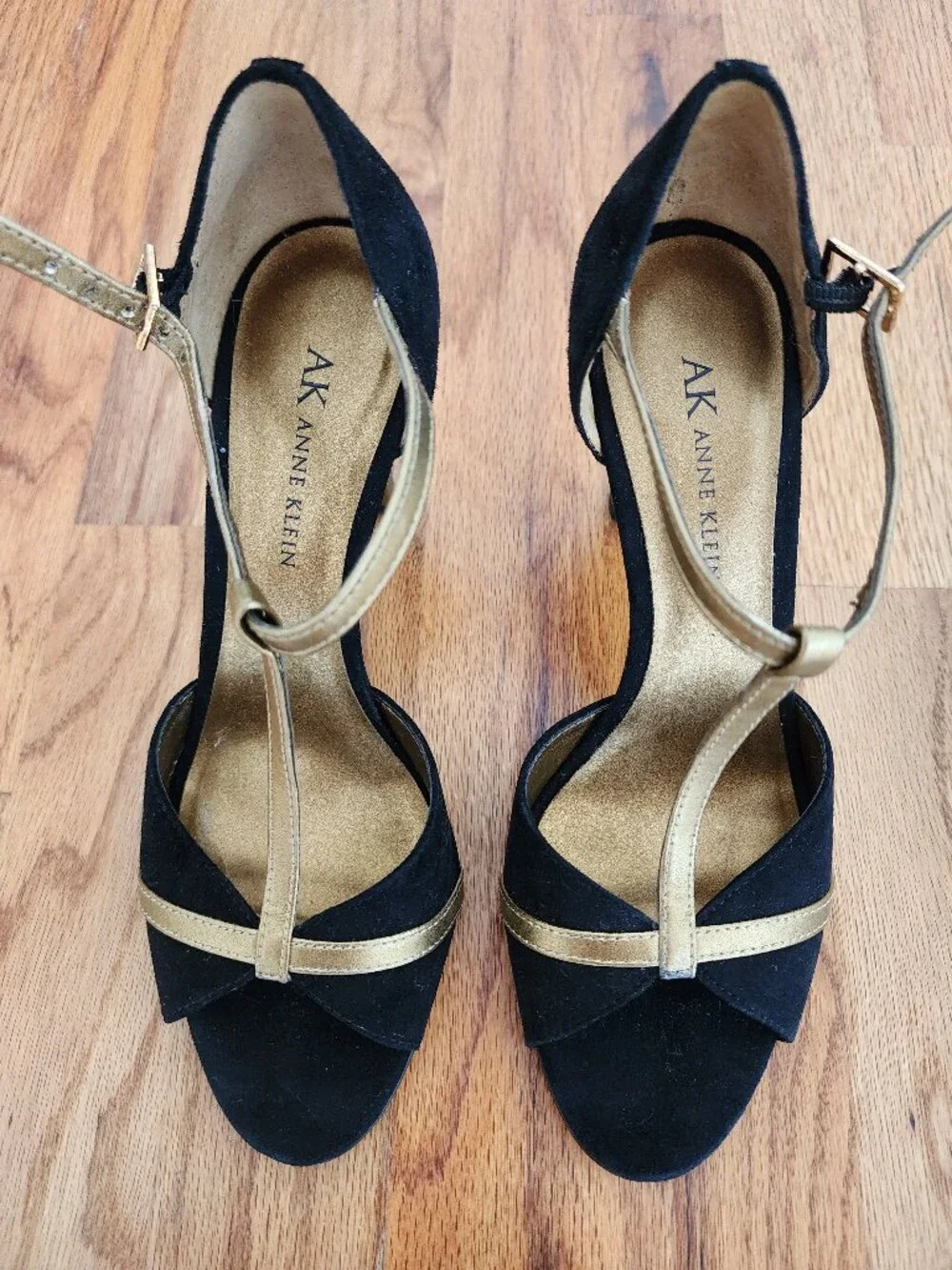 NWOT AK Anne Klein 'AKDANNI' Black & Gold T-Strap Suede Heels - 6M